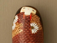 Kokeshi: Holzpuppe Hanakoromo 8 Kokeshi: Holzpuppe Hanakoromo – Bild 6